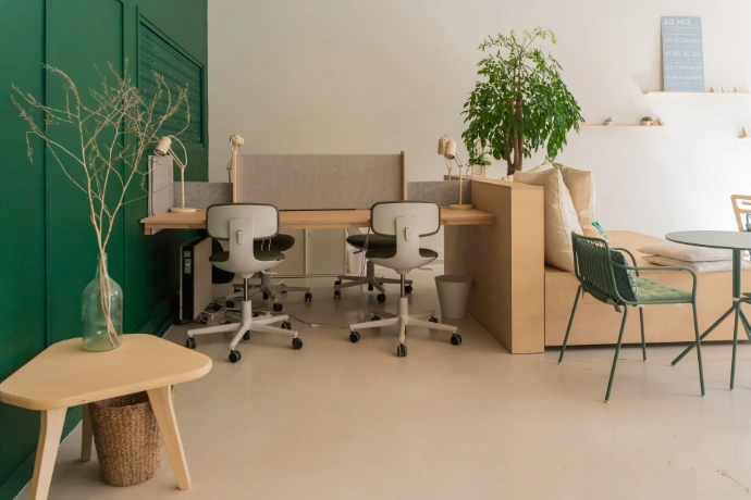Bureau en open space deux places chaises tournante, grand espace derrière le bureau