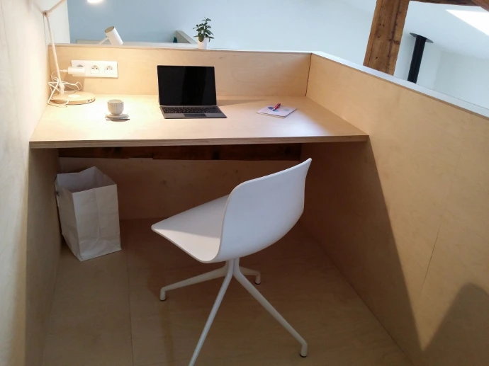 Bureau en open space une place chaise tournante, deux meubles de rangement, lampe et large surface de travail MIX Coworking