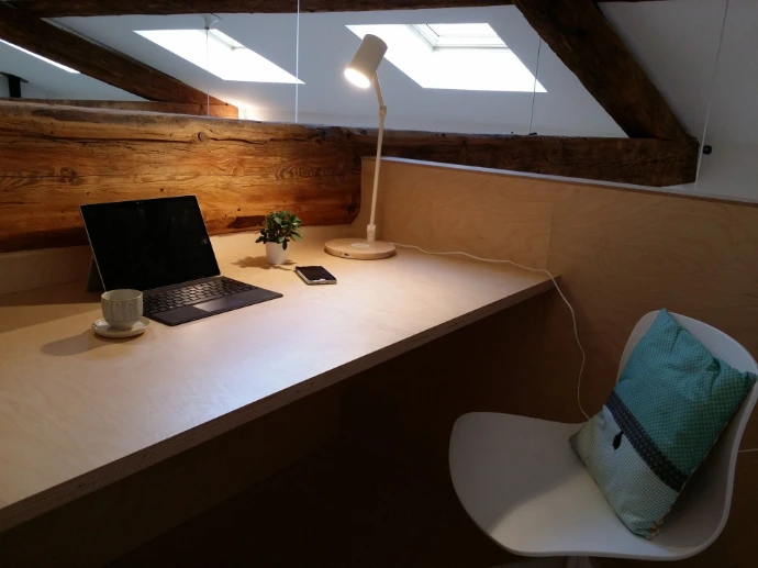 Bureau fixe en hauteur, chaise tournante et large plateau MIX Coworking