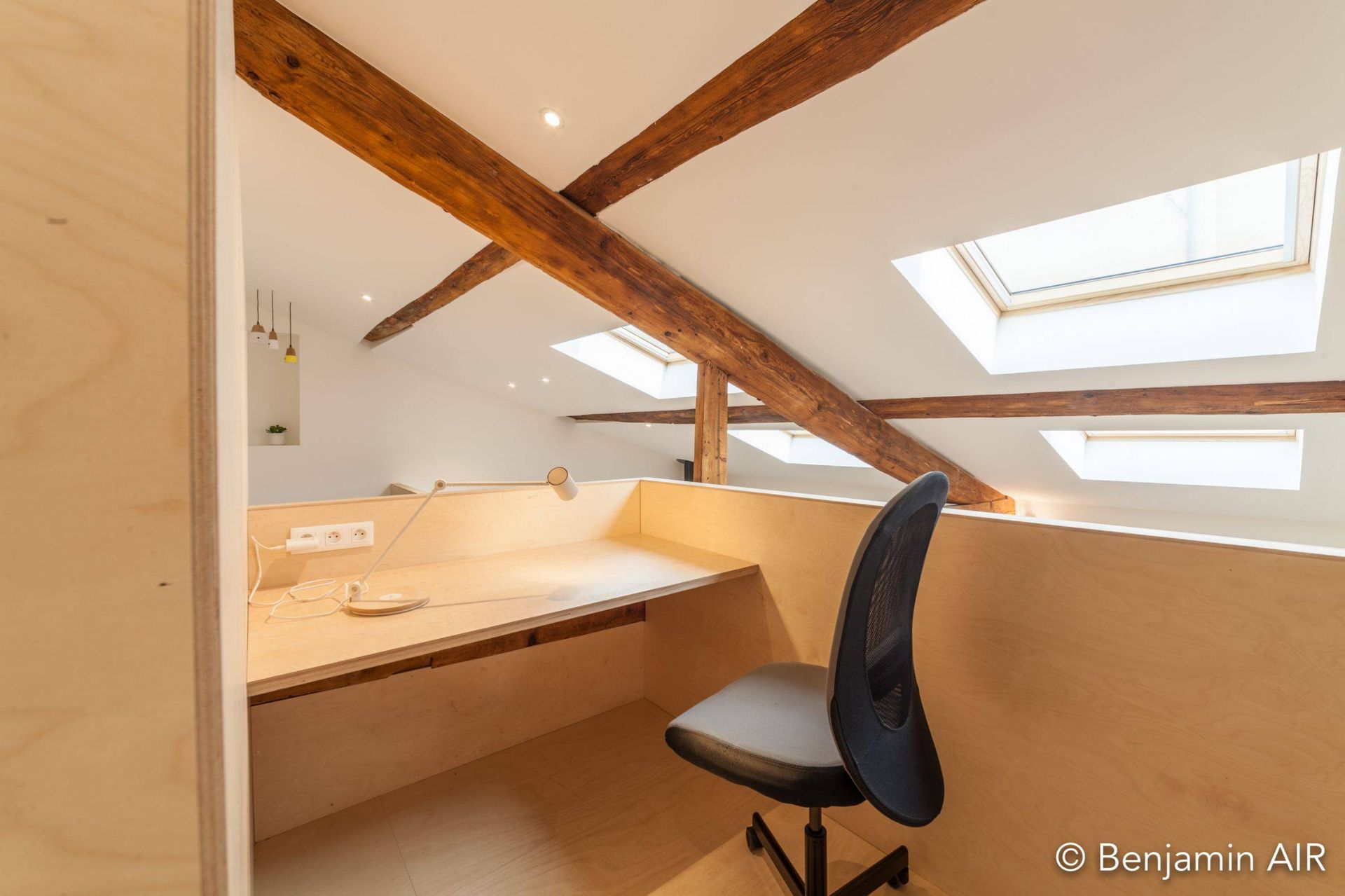 Bureau fixe en hauteur à gauche MIX Coworking
