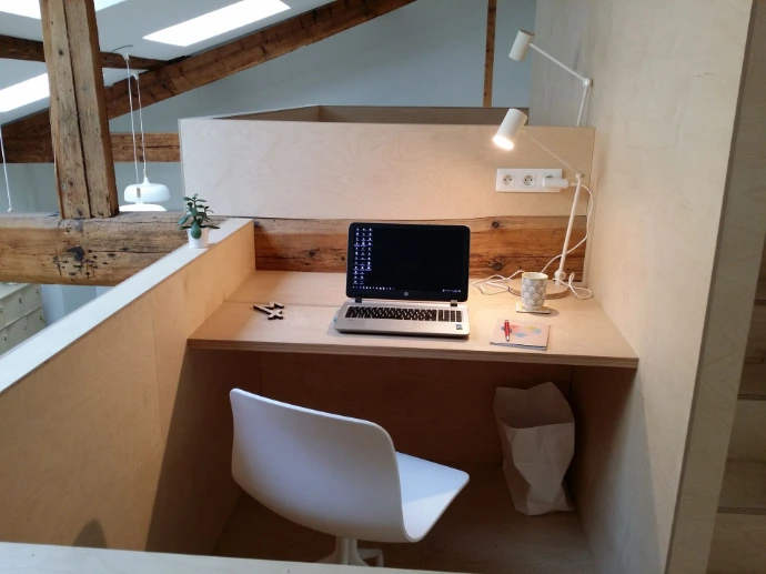 Bureau fixe en hauteur, chaise tournante et large plateau MIX Coworking
