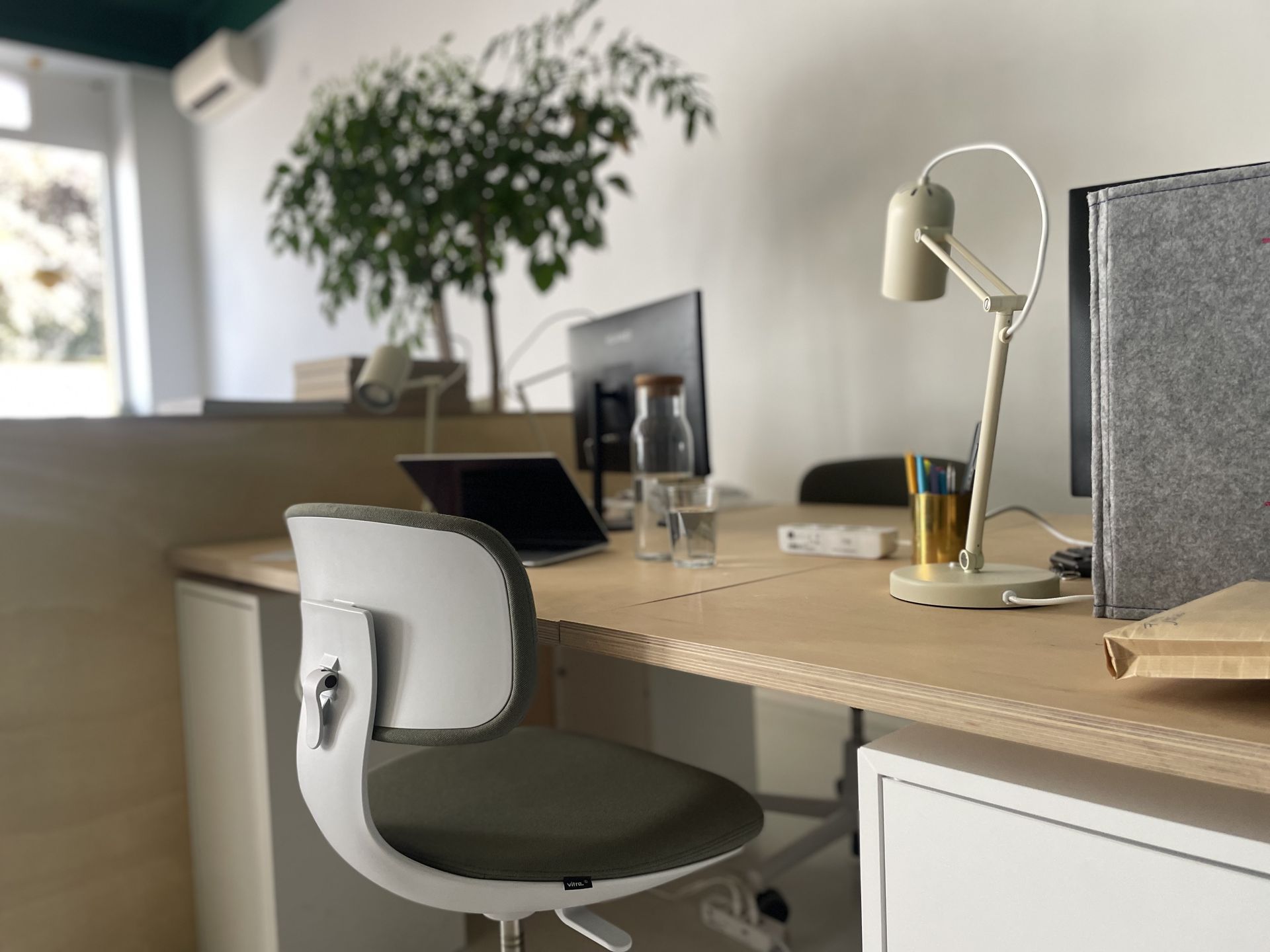 Bureau en open space une place chaise tournante, deux meubles de rangement, lampe et large surface de travail MIX Café